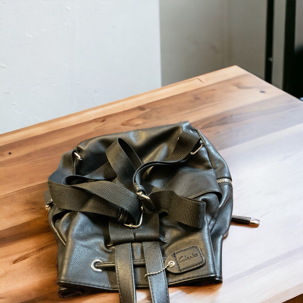 Clarks Silver Hardware Vegan Leather MultiPocket Adjustable Strap Backpack Bag! - Picture 5 of 11